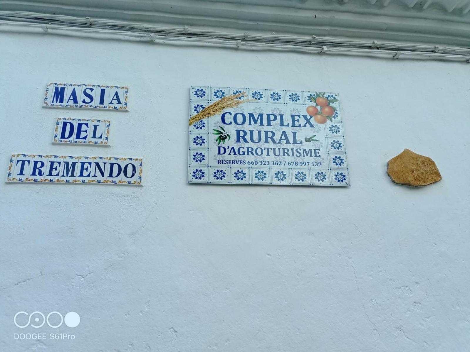 Casa Rural COMPLEX MASIA DEL TREMENDO Camarles Bagian luar foto